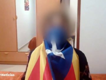 El vídeo de un niño con la cara cubierta con una estelada que genera debate entre los políticos en Twitter: "Feliz Navidad y puta España"