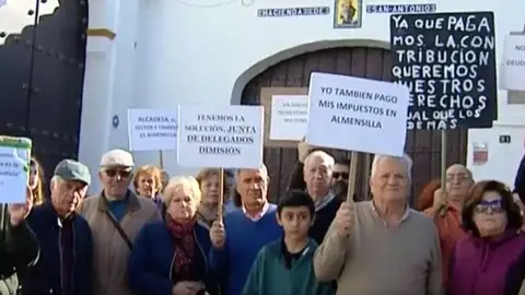 Acampados frente al Ayuntamiento Acampados frente al Ayuntamiento