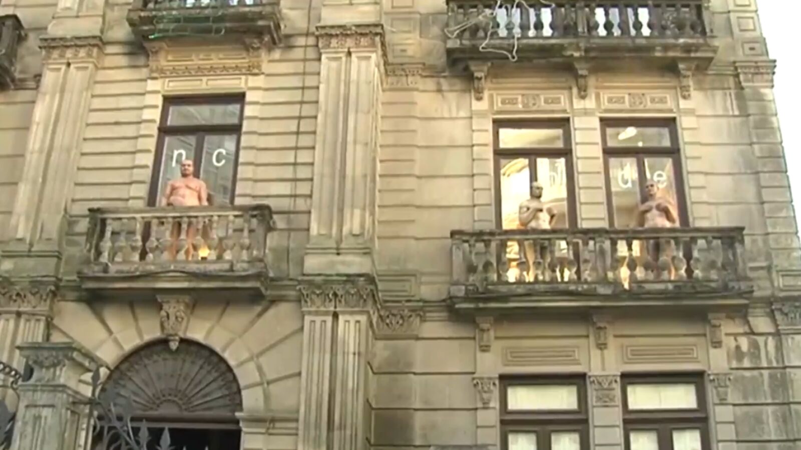 Tres esculturas hiperrealistas en un balcón generan polémica en Pontevedra