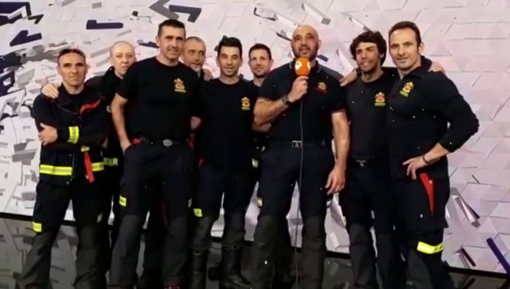 Los bomberos de Comunidad de Madrid 'encienden' la Navidad en el plató de Antena 3 Noticias