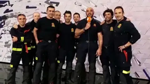 Los bomberos de Comunidad de Madrid 'encienden' la Navidad en el plató de Antena 3 Noticias Los bomberos de Comunidad de Madrid 'encienden' la Navidad en el plató de Antena 3 Noticias