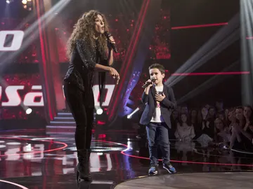 Rosario Flores y Daniel García, ritmo y complicidad cantando ‘Yo me niego’ en la Gran Final de ‘La Voz Kids’ Rosario Flores y Daniel García, ritmo y complicidad cantando ‘Yo me niego’ en la Gran Final de ‘La Voz Kids’