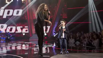 Rosario Flores y Daniel García, ritmo y complicidad cantando ‘Yo me niego’ en la Gran Final de ‘La Voz Kids’