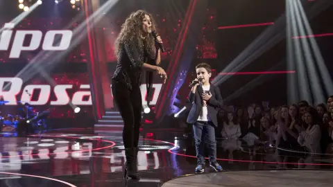 Rosario Flores y Daniel García, ritmo y complicidad cantando ‘Yo me niego’ en la Gran Final de ‘La Voz Kids’ Rosario Flores y Daniel García, ritmo y complicidad cantando ‘Yo me niego’ en la Gran Final de ‘La Voz Kids’