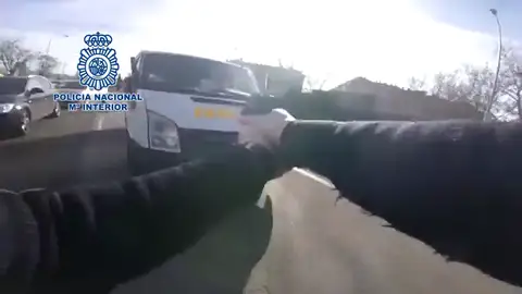 Espectacular persecución en Madrid a un hombre que robó una furgoneta de reparto con regalos de Navidad de Amazon Espectacular persecución en Madrid a un hombre que robó una furgoneta de reparto con regalos de Navidad de Amazon