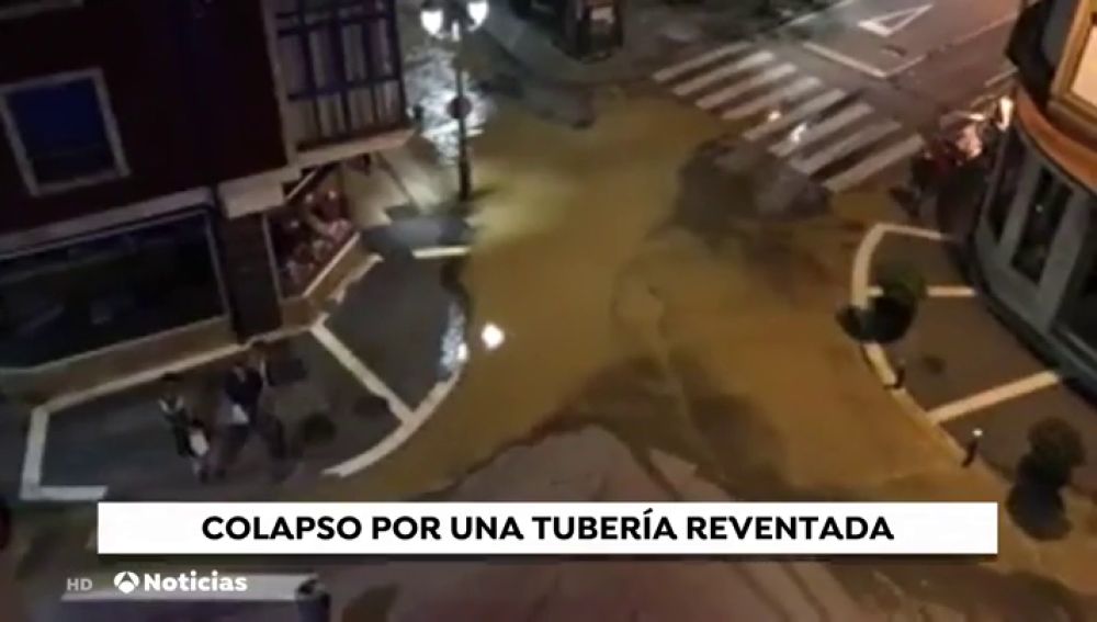 El reventón de una tubería en Asturias provoca cortes de agua y problemas de tráfico