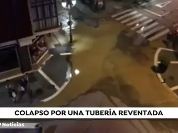 El reventón de una tubería en Asturias provoca cortes de agua y problemas de tráfico El reventón de una tubería en Asturias provoca cortes de agua y problemas de tráfico
