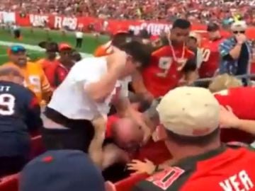 Salvaje pelea entre una mujer y un hombre en un partido de la NFL