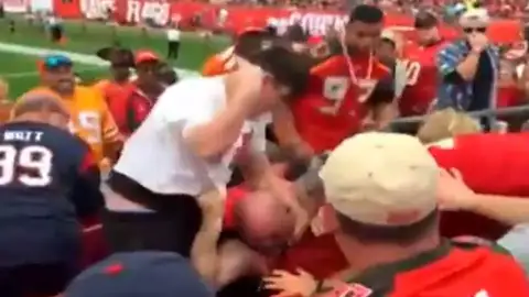 Salvaje pelea entre una mujer y un hombre en un partido de la NFL Salvaje pelea entre una mujer y un hombre en un partido de la NFL