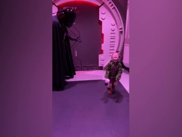 El momento en que una niña fan de Star Wars conoce a Darth Vader El momento en que una niña fan de Star Wars conoce a Darth Vader