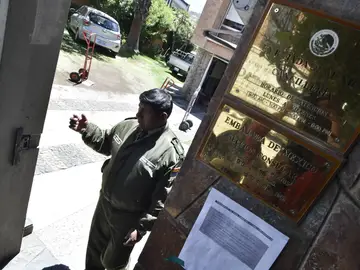 Un miembro de la Policía Boliviana en el acceso de la Embajada de México Un miembro de la Policía Boliviana en el acceso de la Embajada de México