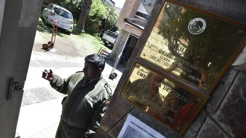 Un miembro de la Policía Boliviana en el acceso de la Embajada de México Un miembro de la Policía Boliviana en el acceso de la Embajada de México