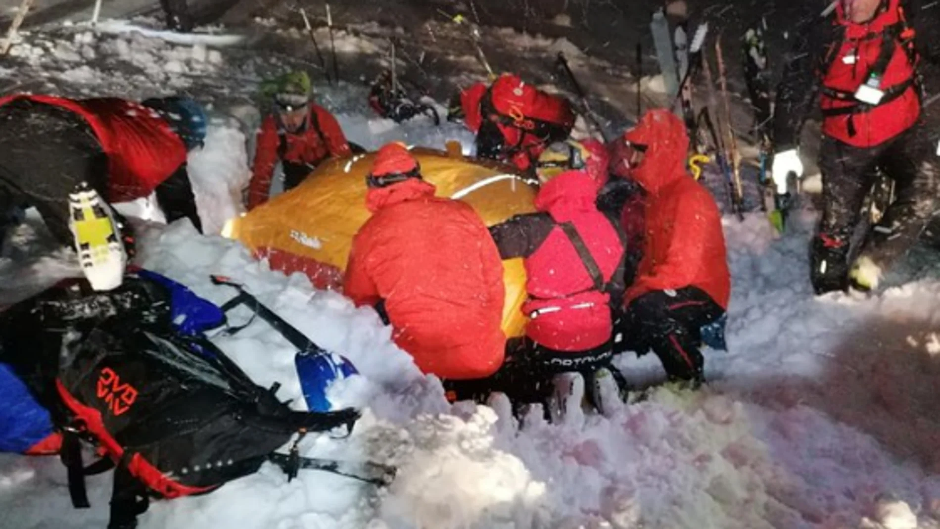 Milagroso rescate a un esquiador a 2000 metros de altura Milagroso rescate a un esquiador a 2000 metros de altura