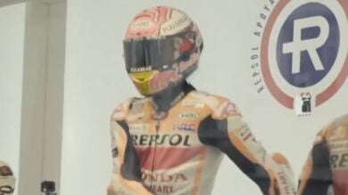 La inocentada de Marc Márquez: se convierte en un maniquí de un escaparate del centro de Madrid