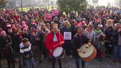 Cientos de vecinos de Verín reclaman que se reabran el paritorio y las urgencias pediátricas en unas campanadas adelantadas