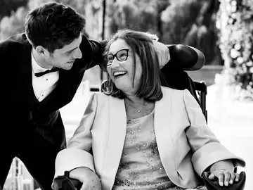 Imagen de Sergi Roberto junto a madre. Imagen de Sergi Roberto junto a madre.