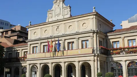 Imagen de archivo de la fachada del Ayuntamiento de León Imagen de archivo de la fachada del Ayuntamiento de León