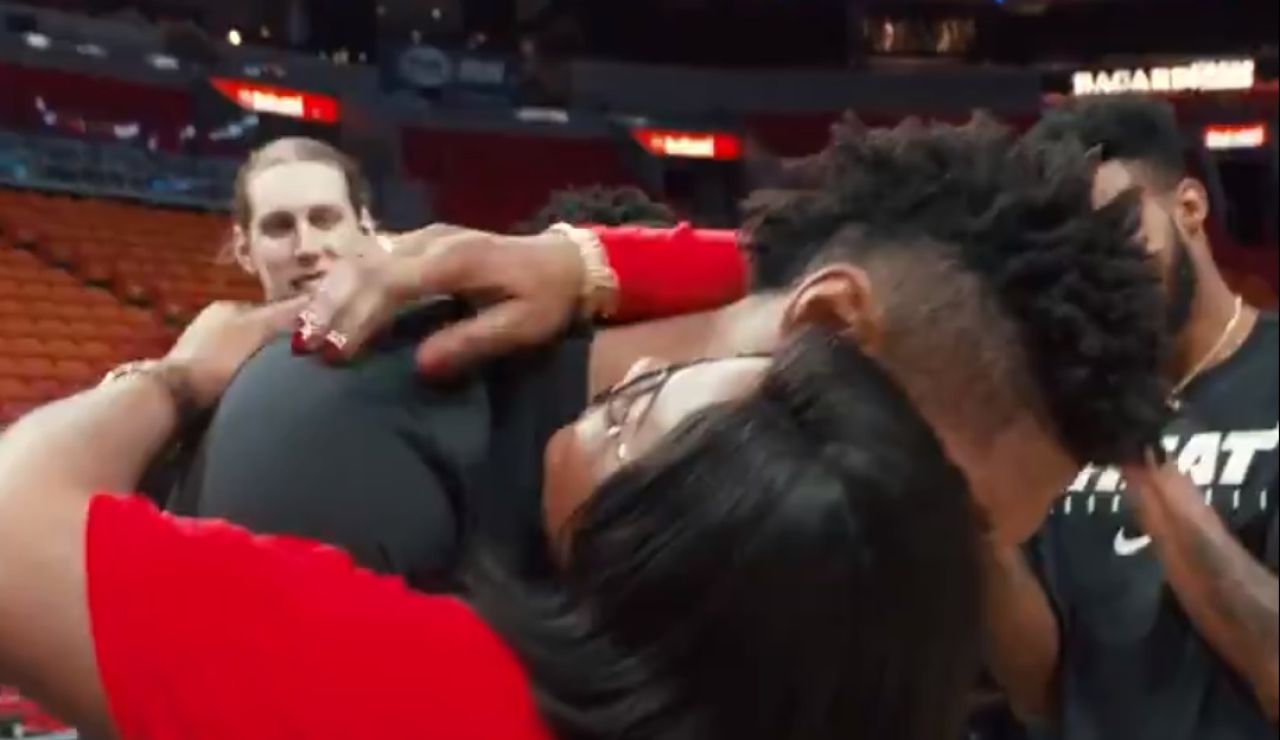 Chris Silva emocionado al ver a su madre