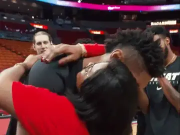 Chris Silva emocionado al ver a su madre Chris Silva emocionado al ver a su madre