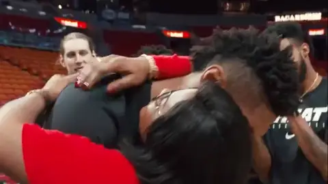 Chris Silva emocionado al ver a su madre Chris Silva emocionado al ver a su madre
