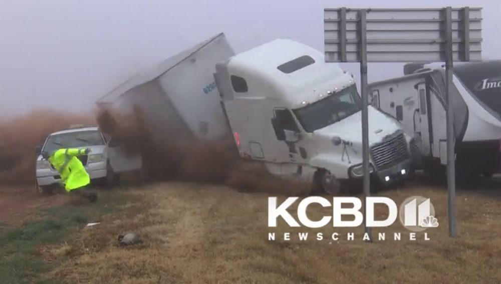 Impactante choque múltiple: un camión se estrella contra la escena de un accidente en Texas