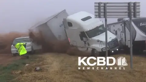 Impactante choque múltiple: un camión se estrella contra la escena de un accidente en Texas Impactante choque múltiple: un camión se estrella contra la escena de un accidente en Texas