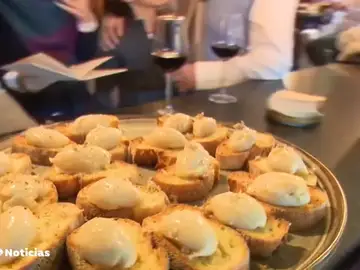 Los españoles gastamos 800 euros al año en comer o cenar fuera de casa Los españoles gastamos 800 euros al año en comer o cenar fuera de casa