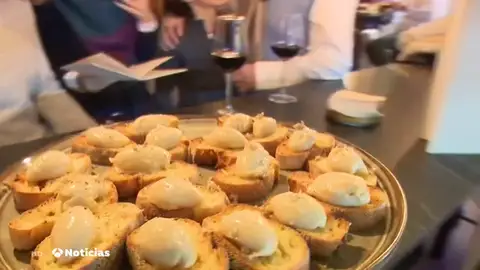 Los españoles gastamos 800 euros al año en comer o cenar fuera de casa Los españoles gastamos 800 euros al año en comer o cenar fuera de casa