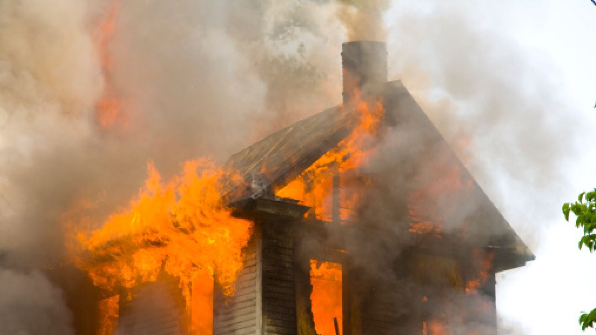Muere un hombre intentando salvar a sus tres hijos de un incendio