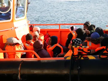 Imagen de archivo de una patera rescatada por Salvamento Marítimo Imagen de archivo de una patera rescatada por Salvamento Marítimo
