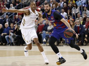 Mirotic controla el balón en el Clásico