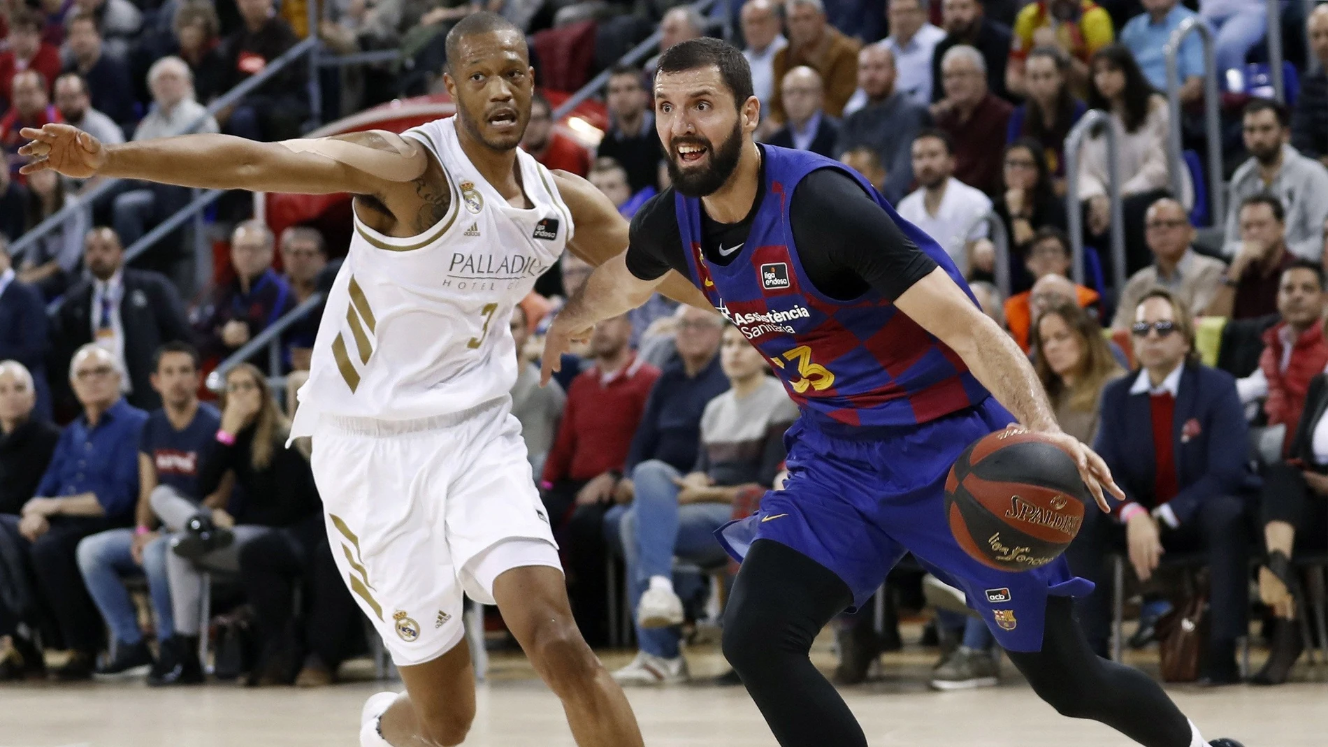 Mirotic controla el balón en el Clásico Mirotic controla el balón en el Clásico