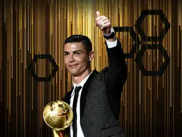Cristiano recibe el premio Cristiano recibe el premio