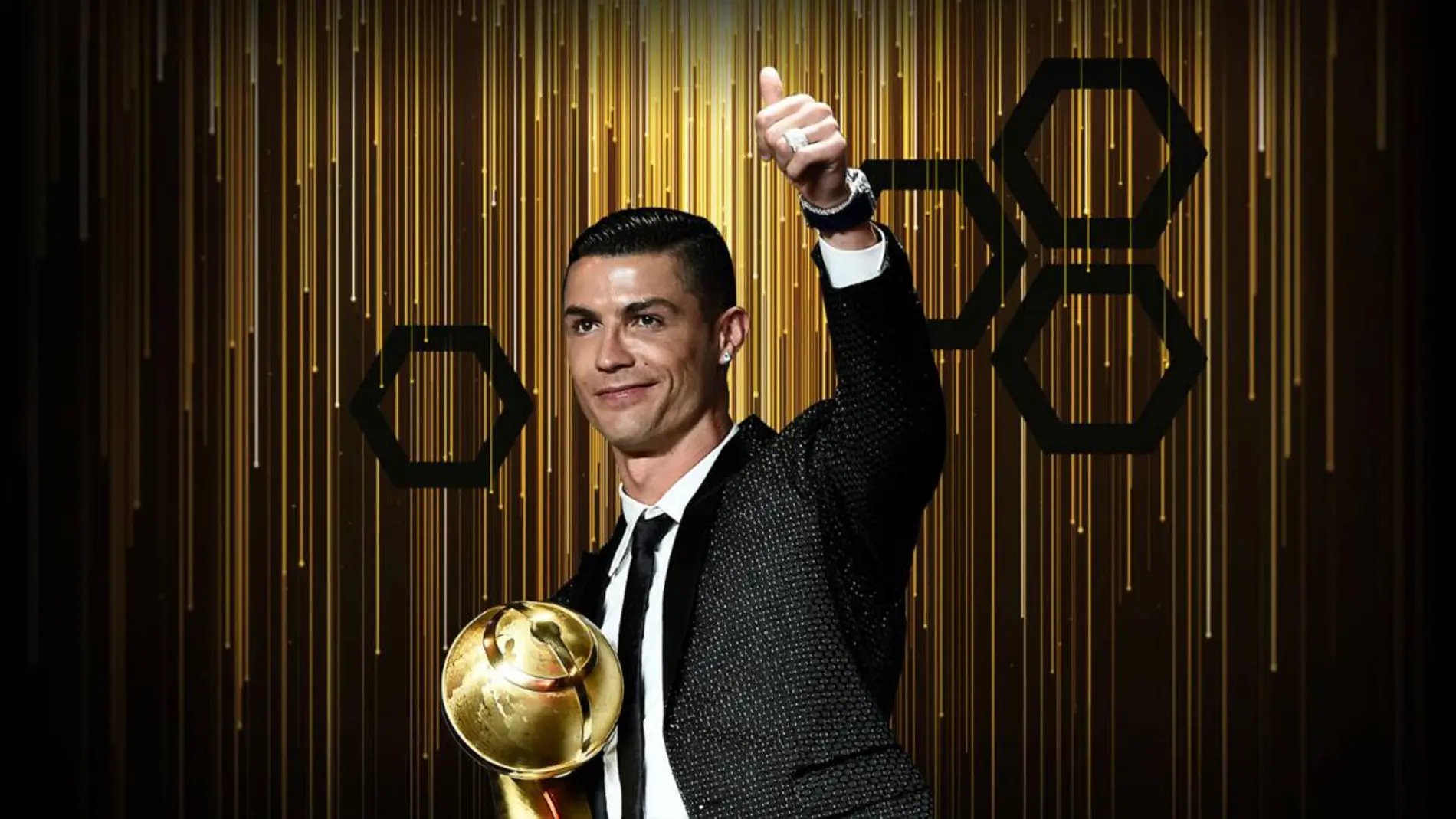 Cristiano recibe el premio Cristiano recibe el premio