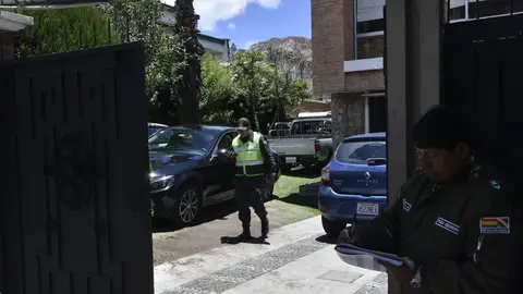 Miembros de la Policía Boliviana en el acceso de la Embajada de México Miembros de la Policía Boliviana en el acceso de la Embajada de México
