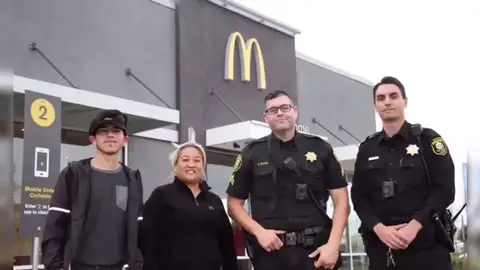 Los empleados de un McDonald’s salvan a una mujer que gesticuló "Ayúdame" al hacer su pedido Los empleados de un McDonald’s salvan a una mujer que gesticuló "Ayúdame" al hacer su pedido
