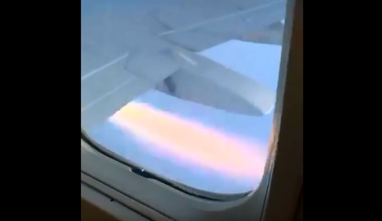 El motor incendiado del avión en el que viajan los Kansas Jayhawks