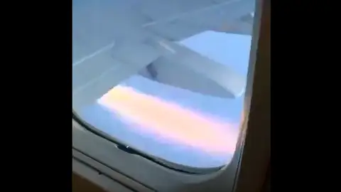 El motor incendiado del avión en el que viajan los Kansas Jayhawks El motor incendiado del avión en el que viajan los Kansas Jayhawks