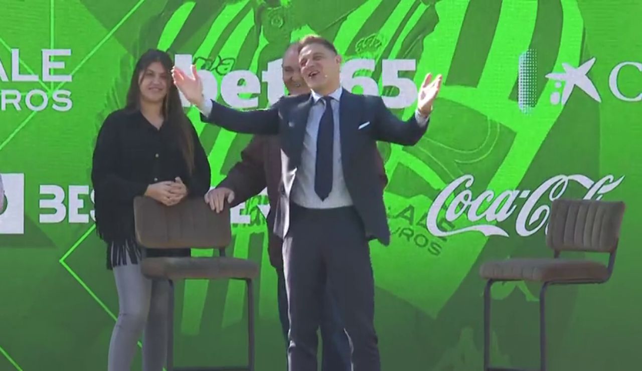 El chiste viral de Joaquín en el acto de su renovación: "Un hombre llega a la puerta de una discoteca..." El chiste viral de Joaquín en el acto de su renovación: "Un hombre llega a la puerta de una discoteca..."