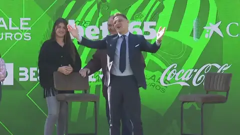 El chiste viral de Joaquín en el acto de su renovación: "Un hombre llega a la puerta de una discoteca..." El chiste viral de Joaquín en el acto de su renovación: "Un hombre llega a la puerta de una discoteca..."
