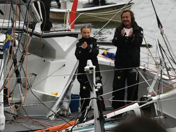 Greta Thunberg junto a su padre Svante Thunberg. Greta Thunberg junto a su padre Svante Thunberg.