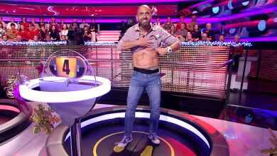 Carlos demuestra su curiosa habilidad con la tripa en '¡Ahora caigo!' 