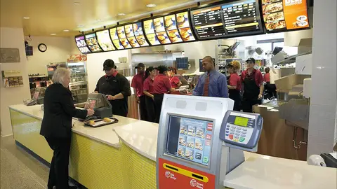 Interior de un McDonald's Interior de un McDonald's