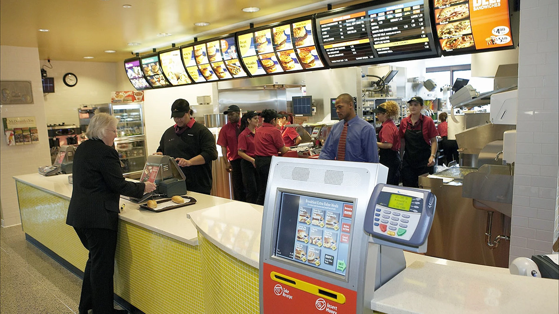 Interior de un McDonald's Interior de un McDonald's