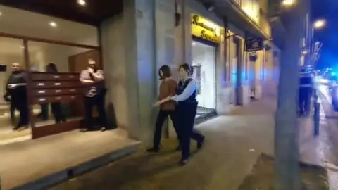 Una mujer confiesa haber ahogado a su hija de diez años en la bañera Una mujer confiesa haber ahogado a su hija de diez años en la bañera