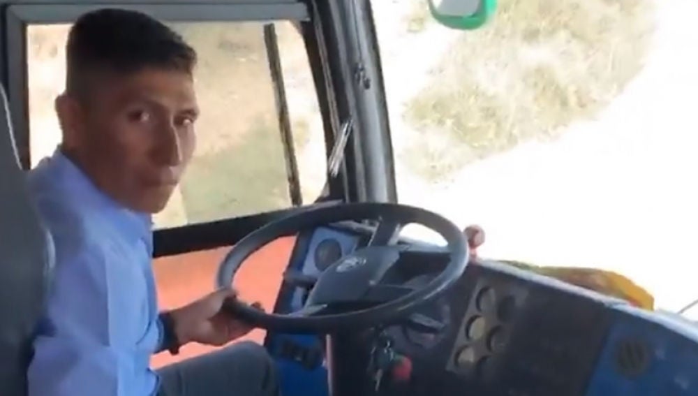 Nairo Quintana conduciendo un autobús s