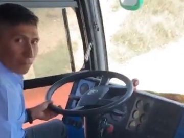 Nairo Quintana conduciendo un autobús s