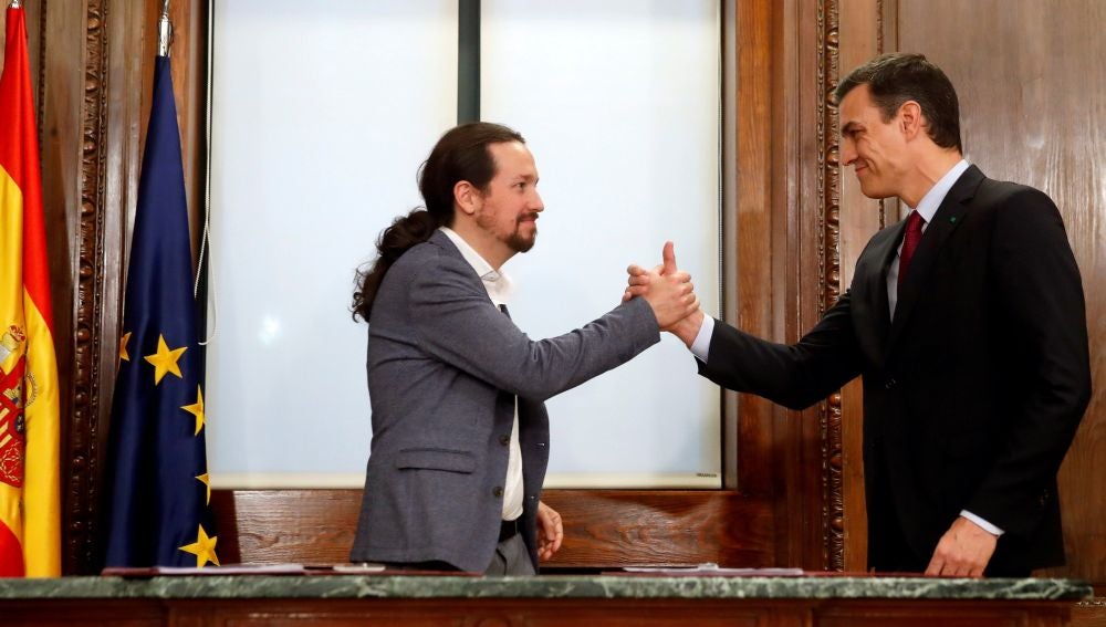  Pedro Sánchez y Pablo Iglesias estrechan sus manos tras el acto de firma del acuerdo programático (Archivo)