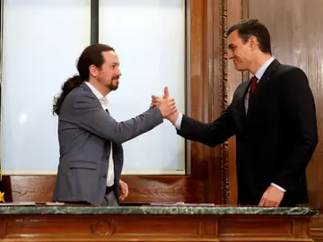 Pedro Sánchez y Pablo Iglesias estrechan sus manos tras el acto de firma del acuerdo programático (Archivo) Pedro Sánchez y Pablo Iglesias estrechan sus manos tras el acto de firma del acuerdo programático (Archivo)