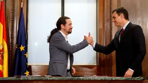 Pedro Sánchez y Pablo Iglesias estrechan sus manos tras el acto de firma del acuerdo programático (Archivo) Pedro Sánchez y Pablo Iglesias estrechan sus manos tras el acto de firma del acuerdo programático